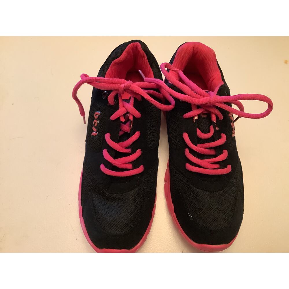 Best Girls size 6 tennis shoe